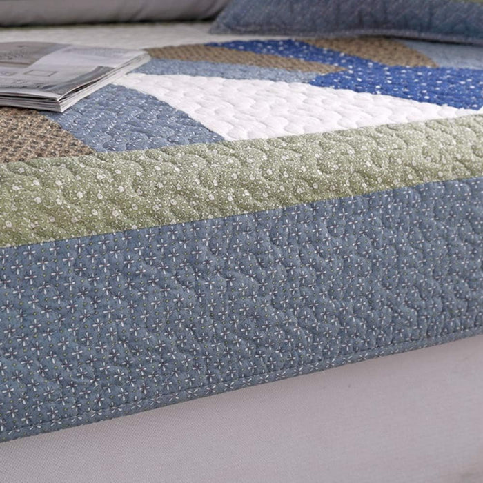 Blue Quilted Sofa Cover: Pet-Proof, Retro Style