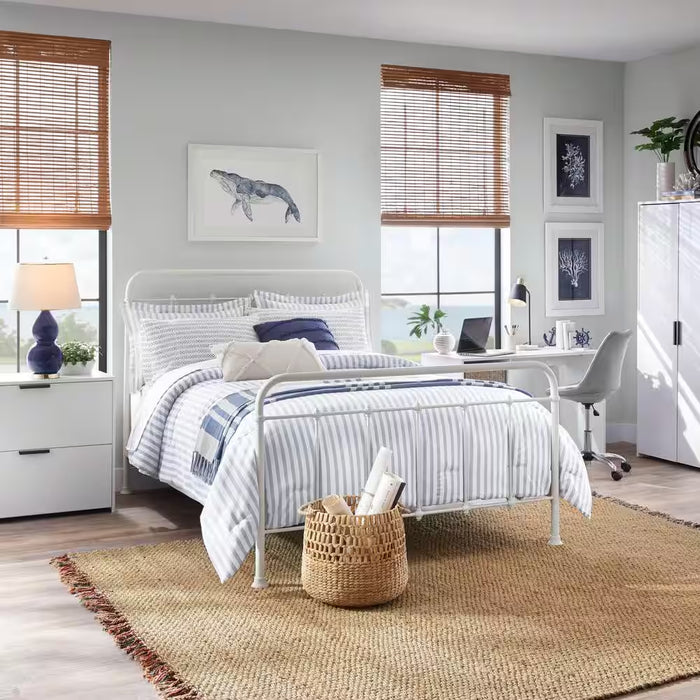 Dorley Farmhouse White Metal Queen Bed (64.76 in W. X 53.54 in H.)